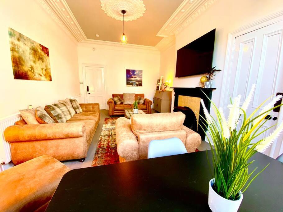 Anchored Homely Apartment In Historic Centre Paisley Exterior photo