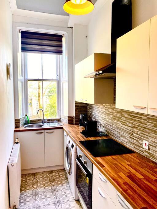 Anchored Homely Apartment In Historic Centre Paisley Exterior photo