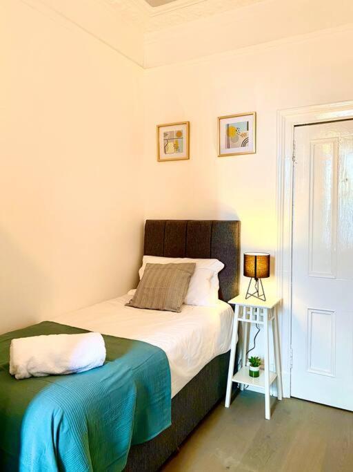Anchored Homely Apartment In Historic Centre Paisley Exterior photo